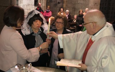 Una peregrina japonesa pide en la Catedral «La fe y el Bautismo»